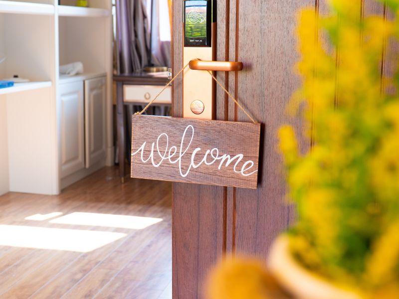 welcome appeso su una porta di casa