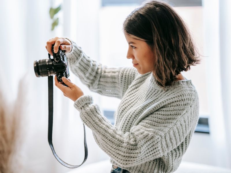 ragazza con macchina fotografica sta facendo un servizio di scatti immobiliari
