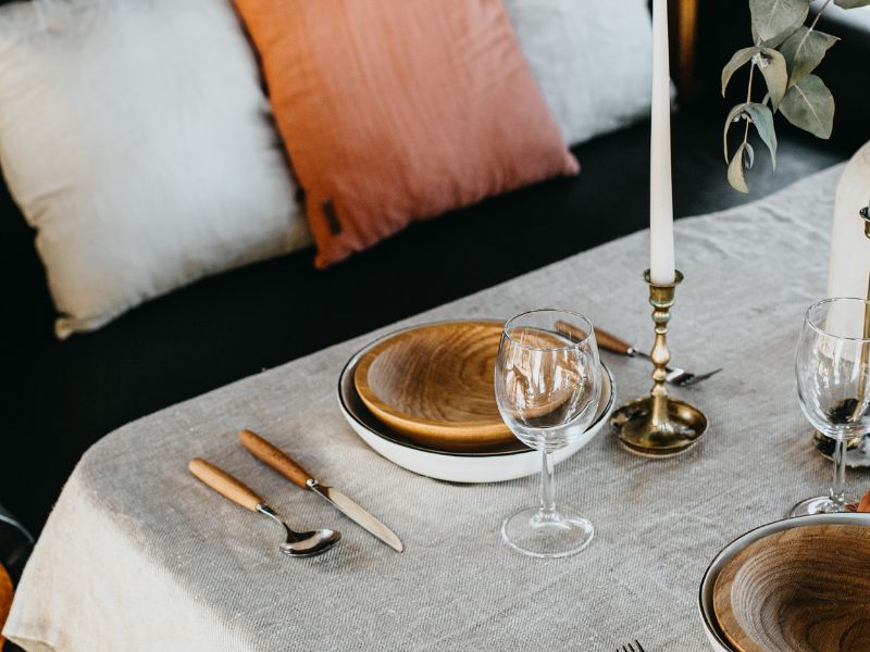 tavola con piatti e bicchieri ben apparecchiata