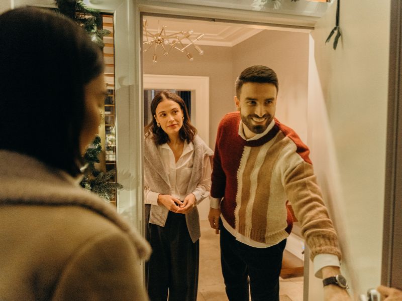 uomo apre la porta per un open house per vendere casa