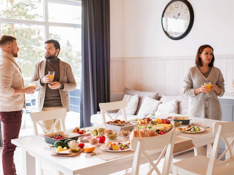 persone in un soggiorno mangiano qualcosa durante un open house