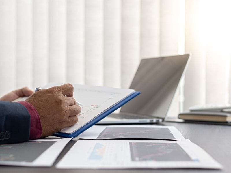 analisi immobiliare fatta da una donna al computer