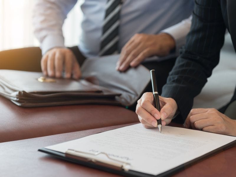 uomo firma la pre-delibera del mutuo