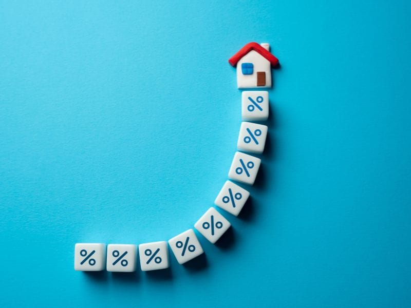 cubetti con simbolo della percentuale sistemati a spirale verso un cubetto a forma di casa