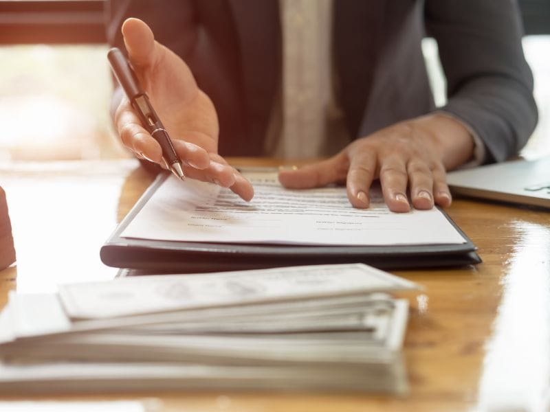 uomo mostra documenti a una persona