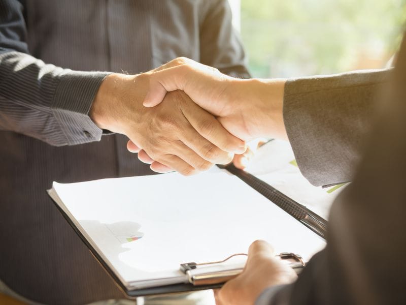 due persone si stringono la mano