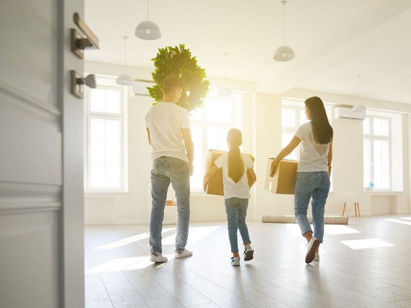 famiglia con scatoloni trasloca in una casa indipendente