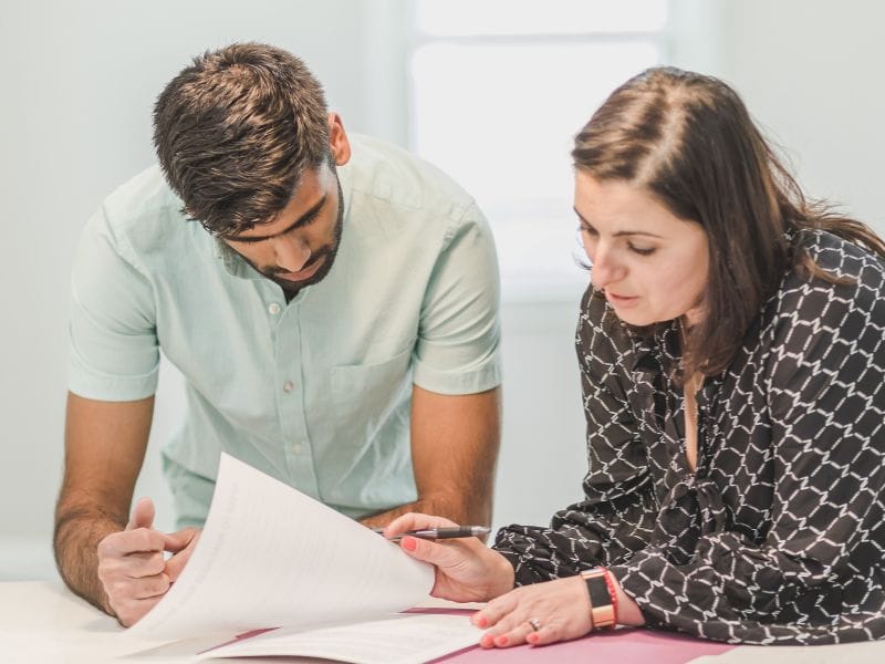 coppia controlla contratto casa indipendente