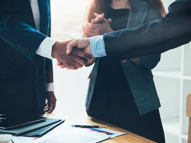 due persone si stringono la mano