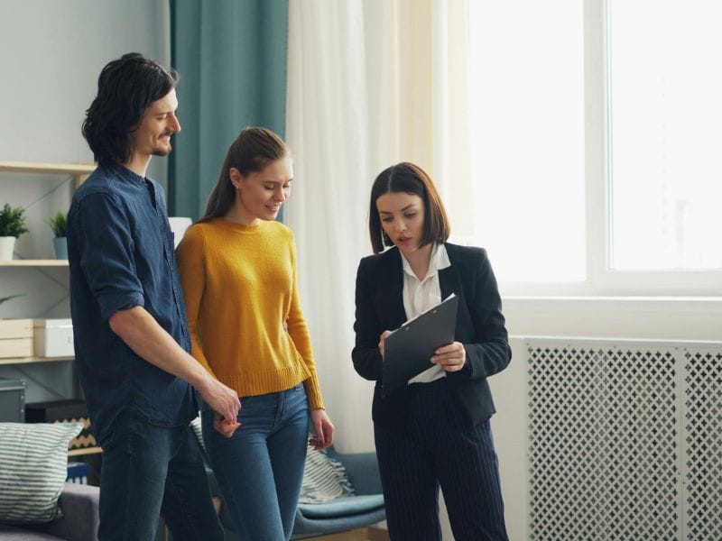 agente immobiliare mostra casa a una coppia