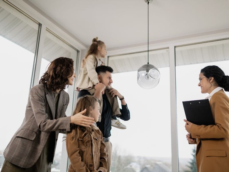 agente immobiliare parla con una famiglia che sta cercando casa