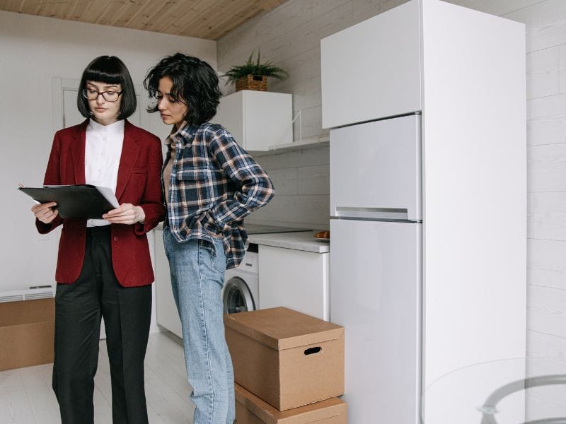 ragazza con agente immobiliare guardano contratto di affitto