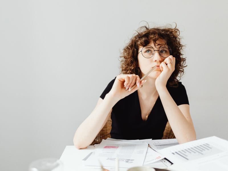 ragazza si chiede come affittare un appartamento alle migliori condizioni