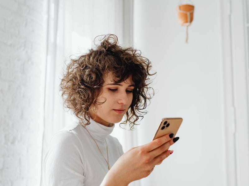 ragazza guarda siti per vendere casa