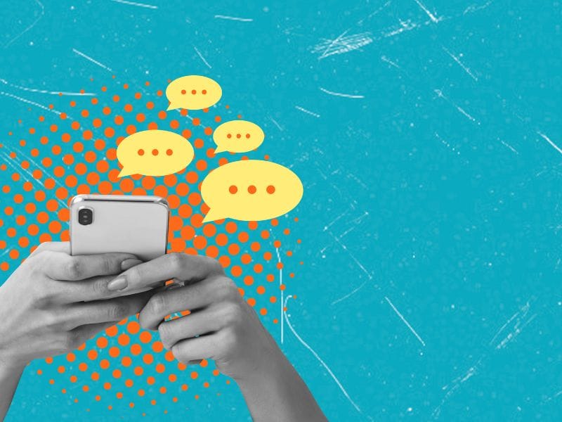 grafica con mano e smartphone a indicare come promuovere una casa in vendita sui social network