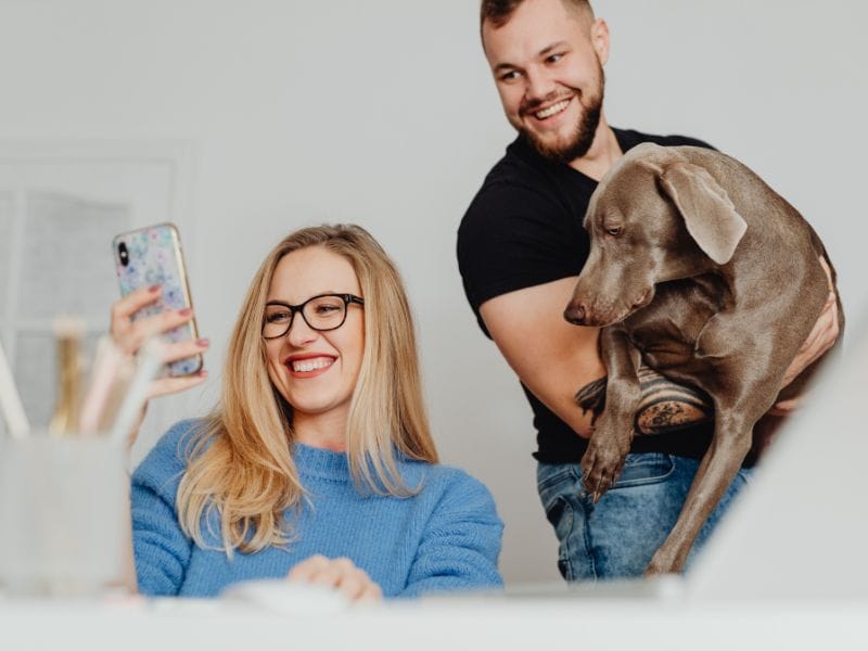 coppia guarda annunci immobiliari