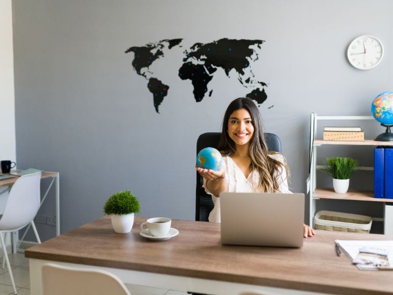 agente immobiliare alla scrivania della sua agenzia immobiliare