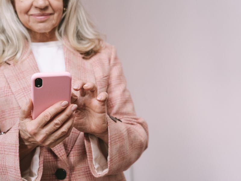 signora legge un annuncio immobiliare su smartphone