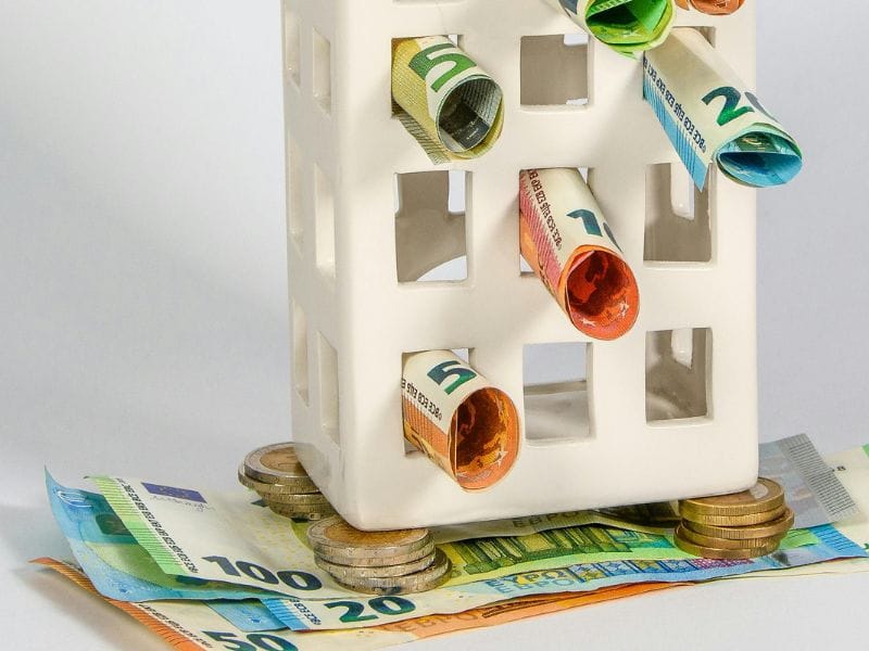 modellino di casa con banconote di euro tra le finestre