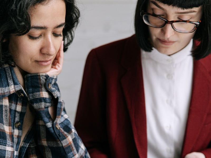 due donne guardano un contratto di compravendita immobiliare