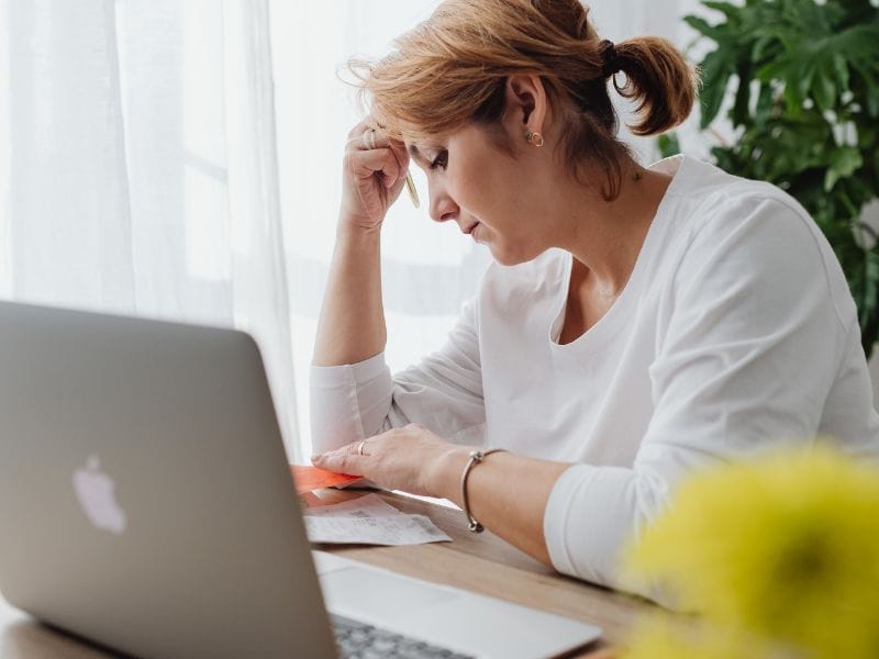 donna preoccupata al computer