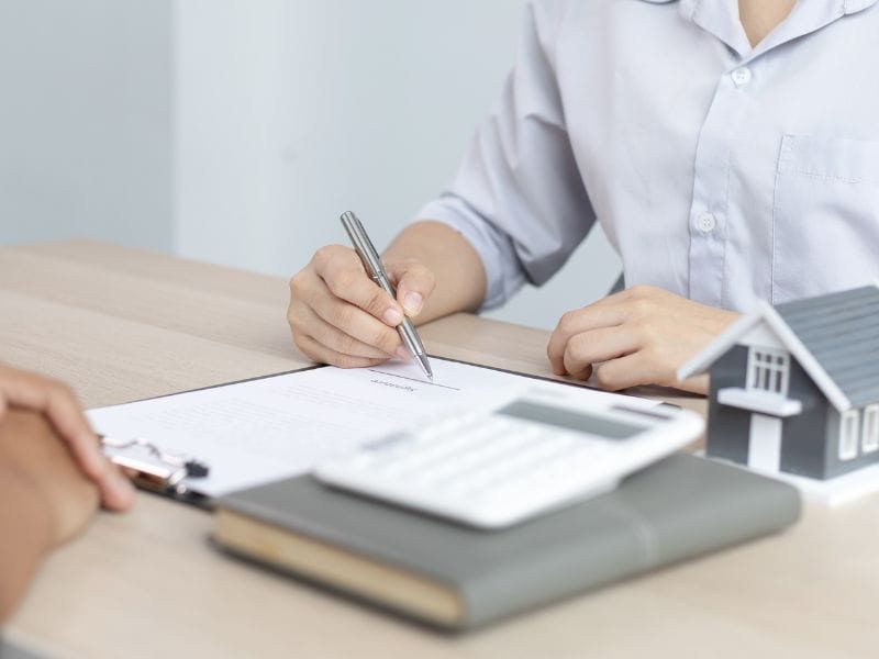 uomo firma vendita di una casa