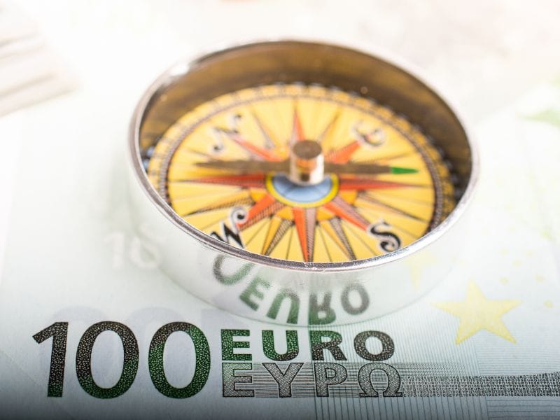 bussola su banconota da 100 euro