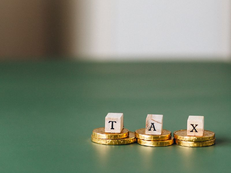blocchetti con lettere che formano tax sopra delle monete