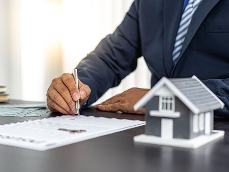 uomo firma un contratto di affitto con riscatto