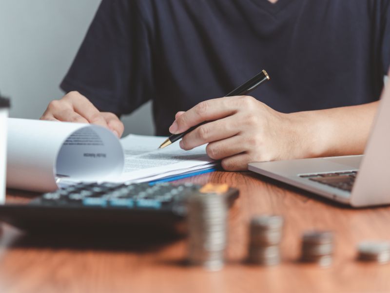 persona fa i conti se conviene vendere casa con mutuo