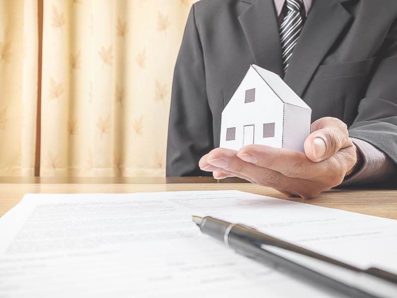 persona con in mano modellino di casa. simbolo se conviene vendere casa con mutuo